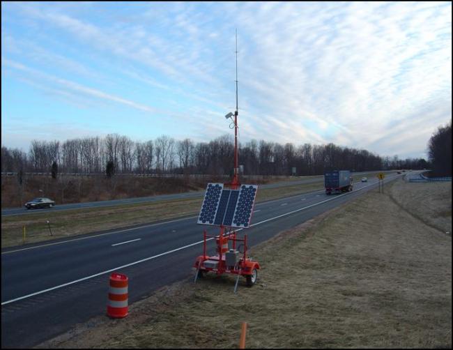 Image of a portable queue detection trailer on the right shoulder of a freeway.